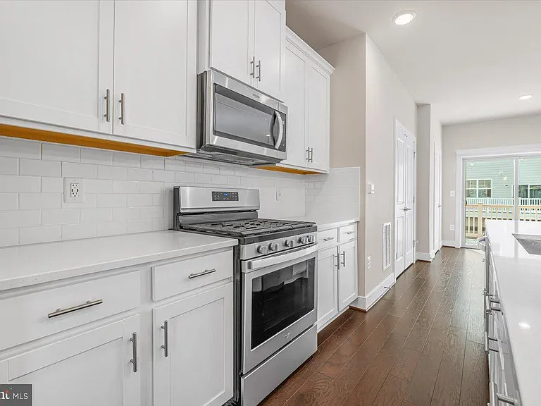115 Dickenson Dr — Photo 11