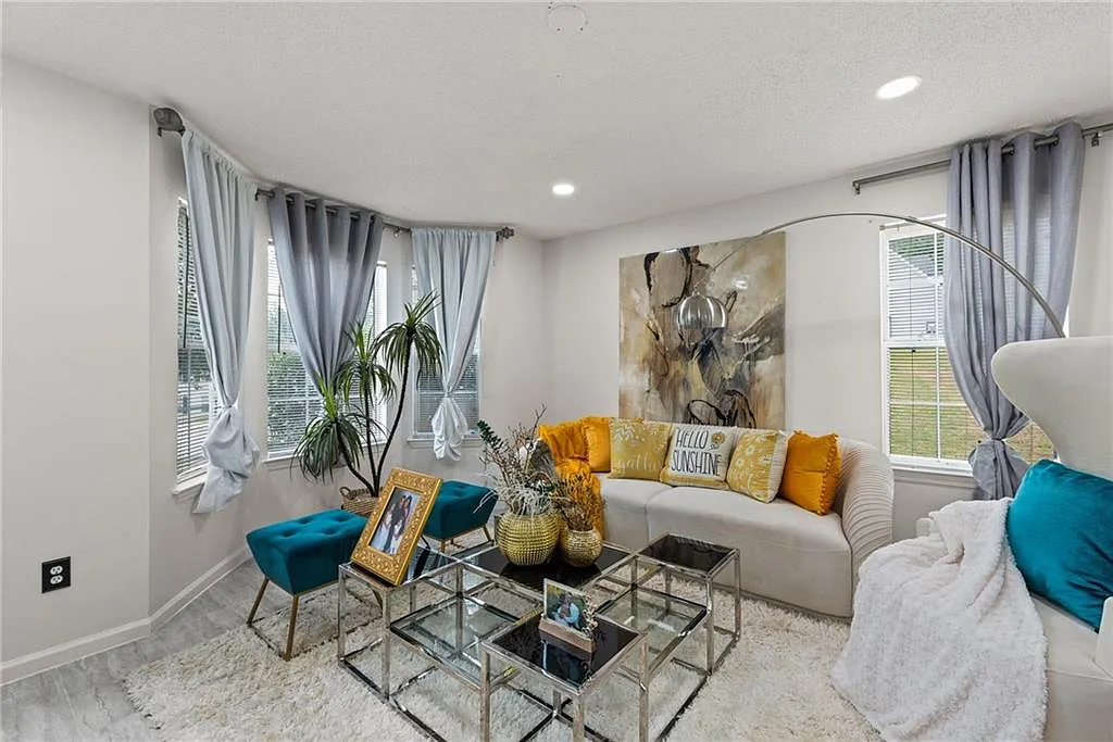 4 bed, 2.5 bath, 2052 sqft, $2,500 — Photo 4