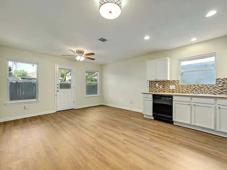 1531 Parkfield Cir — Photo 11