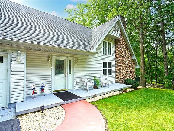 5th image of 404 Lake Dr
