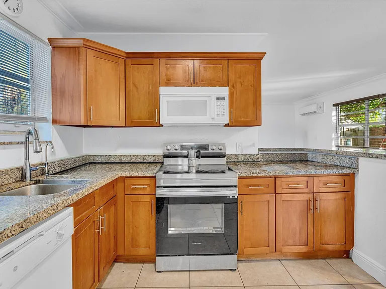 700 SW 5th Ct — Photo 18