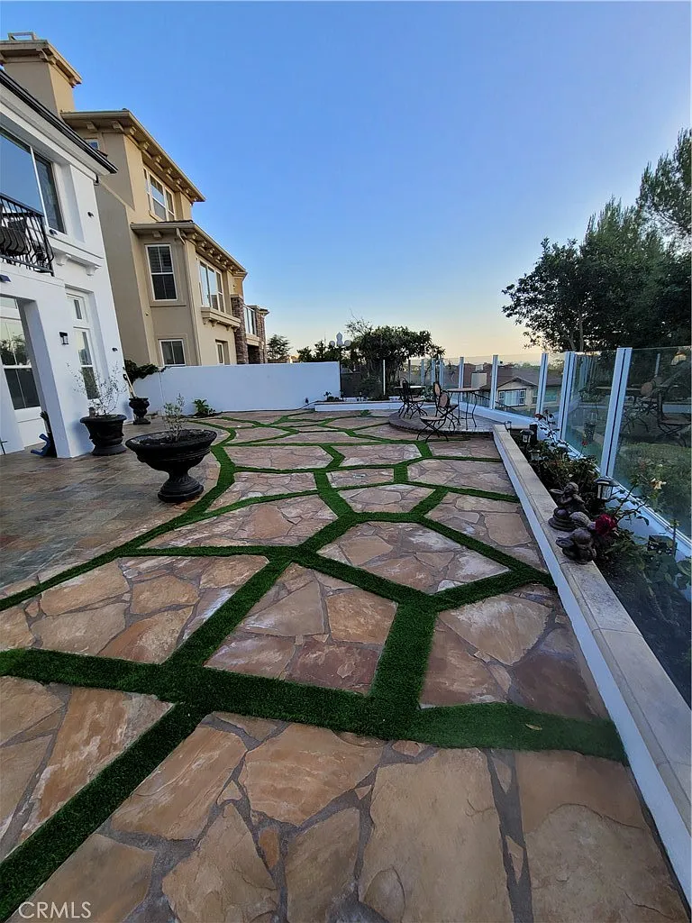 4 bed, 3.5 bath, 3000 sqft, $13,800 — Photo 2