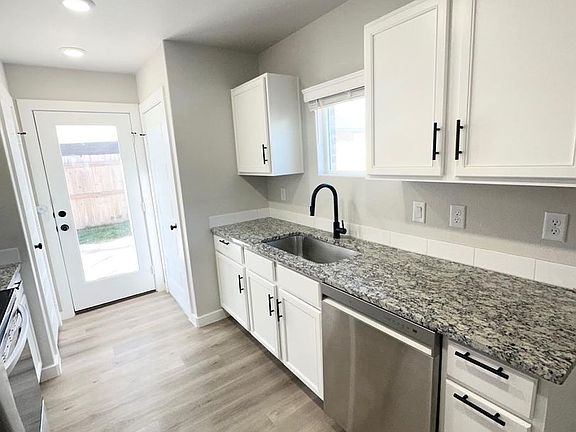 5th image of 493 Chitalpa Dr