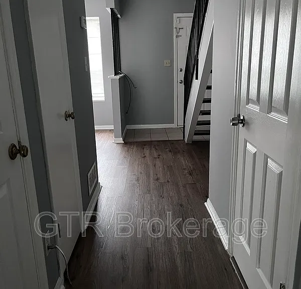 2584 Stratford Ln — Photo 5