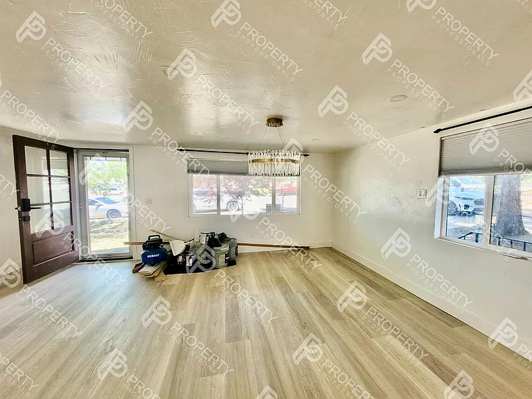 221 W 5th St — Photo 3