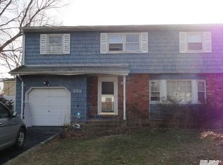 732 3rd St, Ronkonkoma, NY 11779