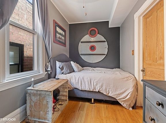 5th image of 1846 W Melrose St #2
