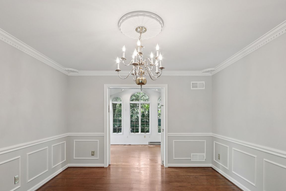 Duvall Dr-L0107-032.jpg