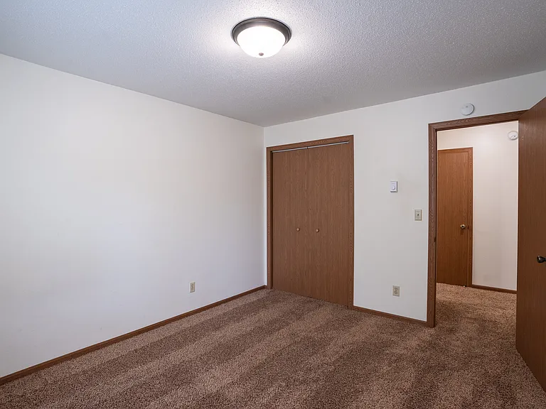 Fargo, ND Monticello Apartments | 21B | Bedroom