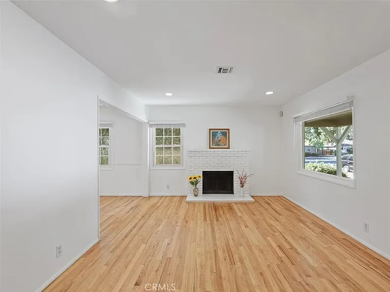 15460 Sylvan St — Photo 10