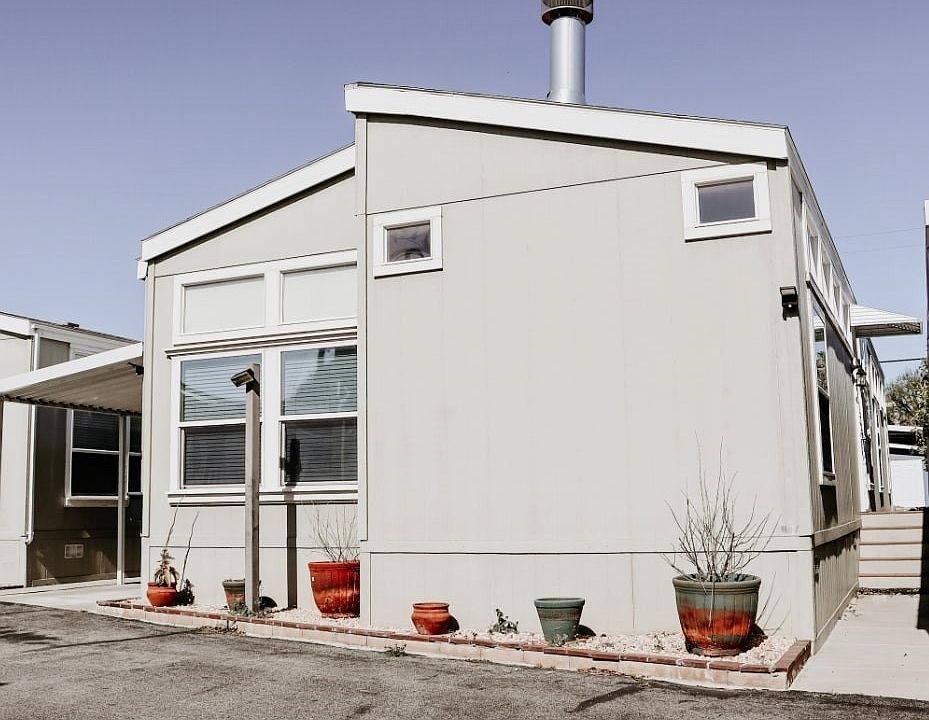 1st image of 6 Kensington Dr
