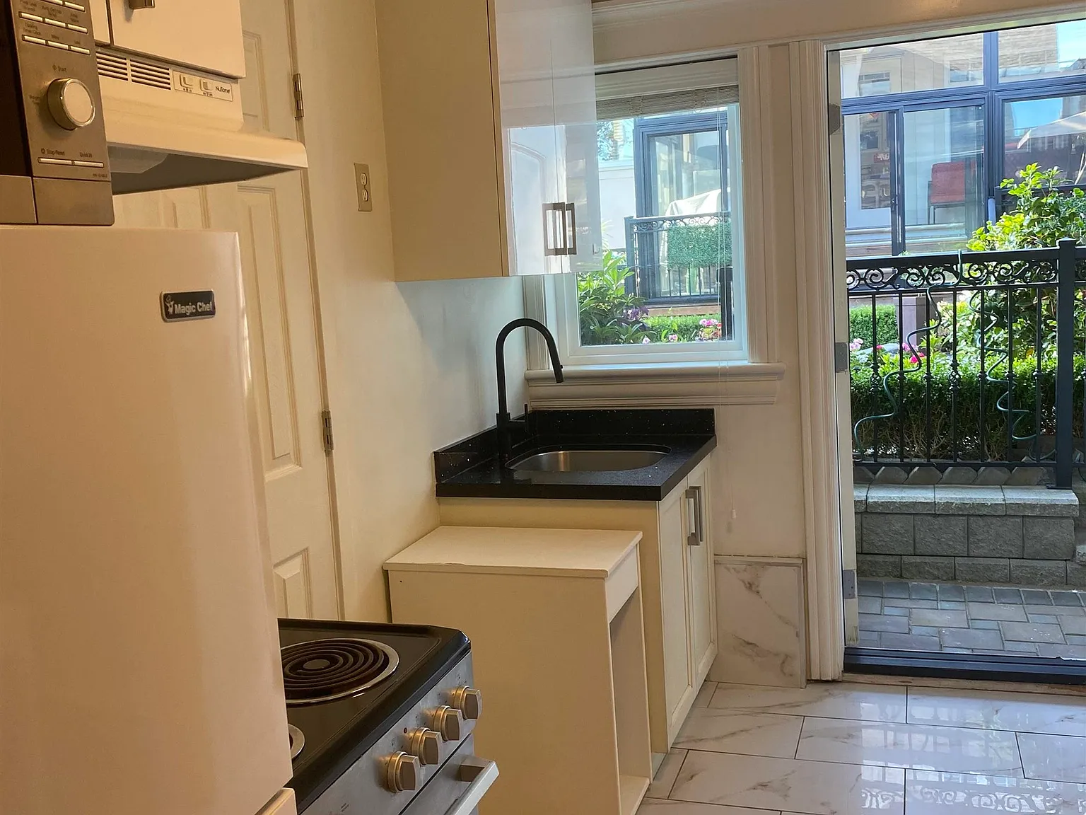 1 bed, 450 sqft, $1,300 — Photo 2