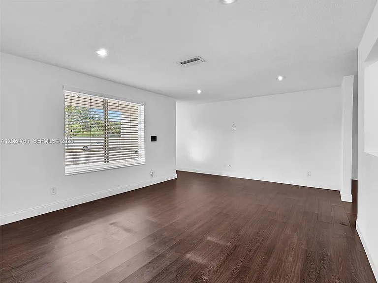4500 SW 42nd Ter — Photo 13