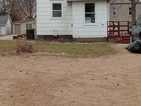 Can park all the way up to the rear of the house, near the deck. Foreground is all extra parking.