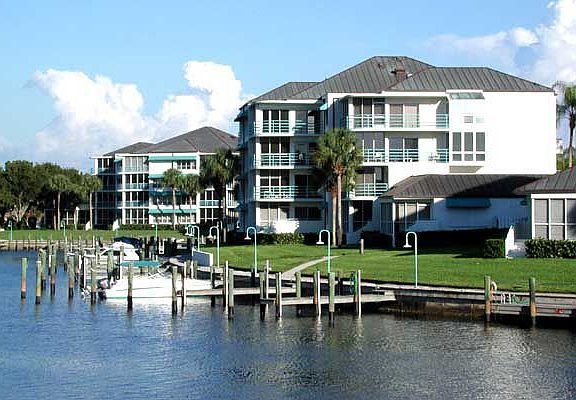 4th image of 305 Park Shore Dr