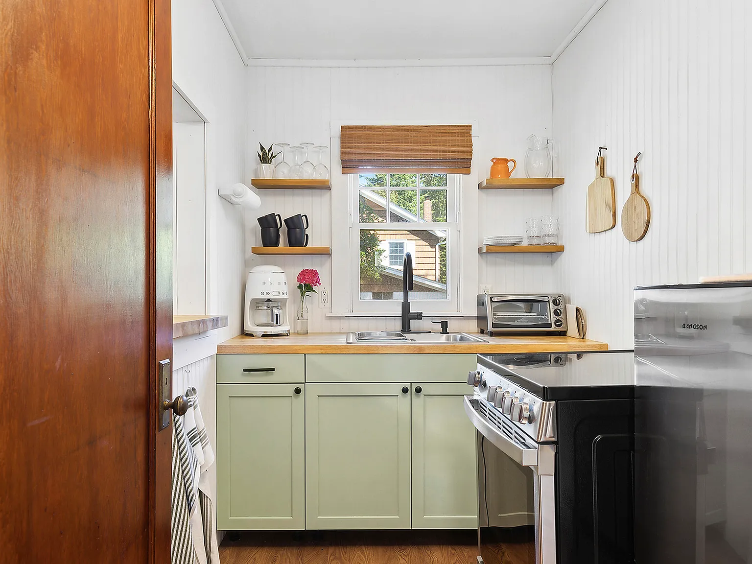 Reeves Park Beach Cottage: Newly Renovated Gem — Photo 4