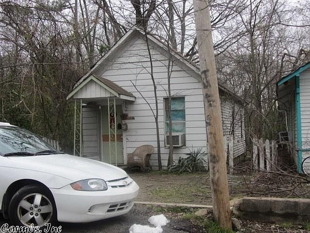 2nd image of 305 S Schiller St