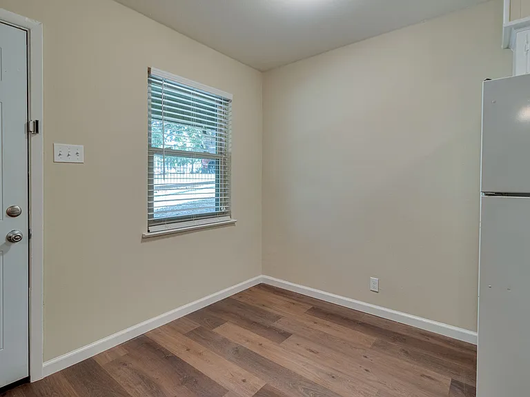 601 W College St — Photo 25