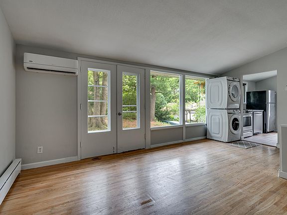 3rd image of 35 Melbourne Ave SE #B