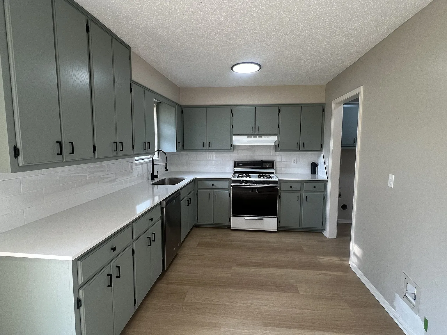 3 bed, 1.5 bath, 1056 sqft, $1,400 — Photo 2