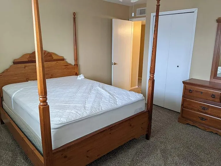 2000 Thomas Dr — Photo 11
