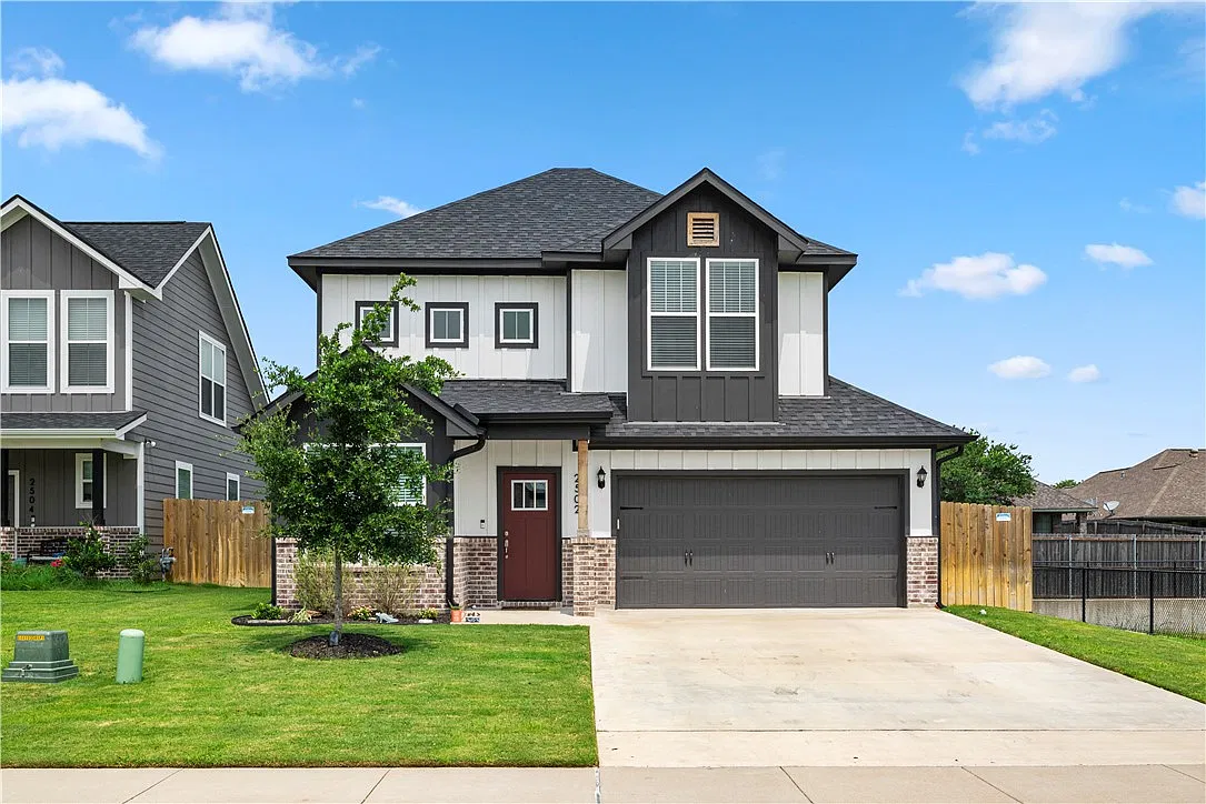 3 bed, 2.5 bath, 2067 sqft, $2,300 — Photo 1