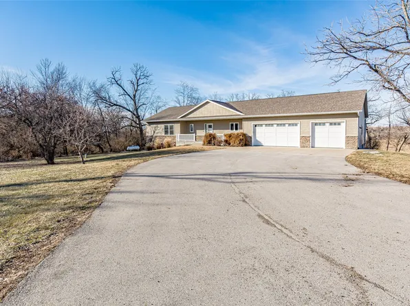 3873 Greens Grove Rd, Center Point, IA 52213