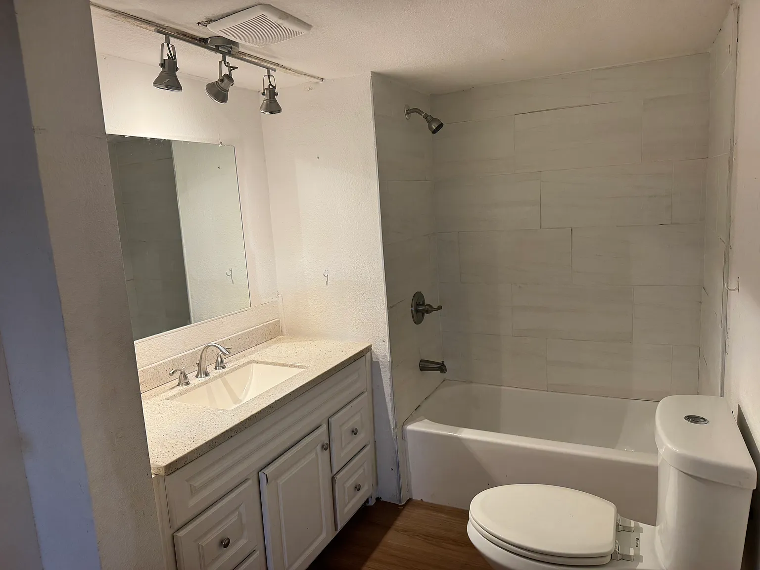 2121 Greenway Drive — Photo 1