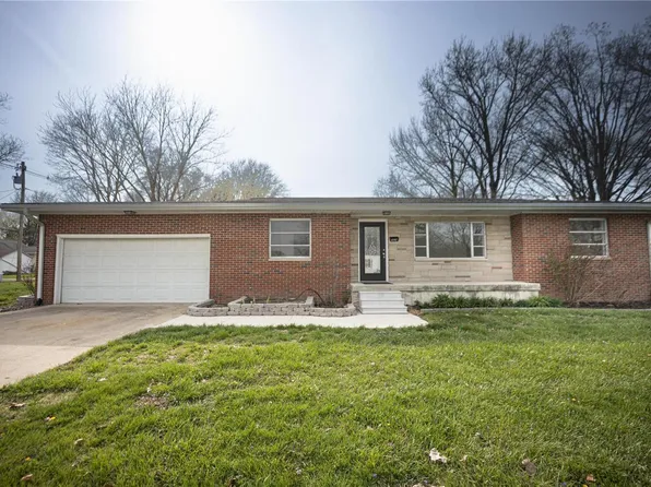 691 17th St, Carlyle, IL 62231