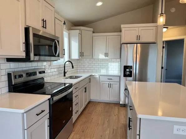 6588 Joseph St, Horace, ND 58047