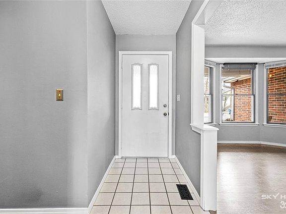 3rd image of 2 Aldridge Ln