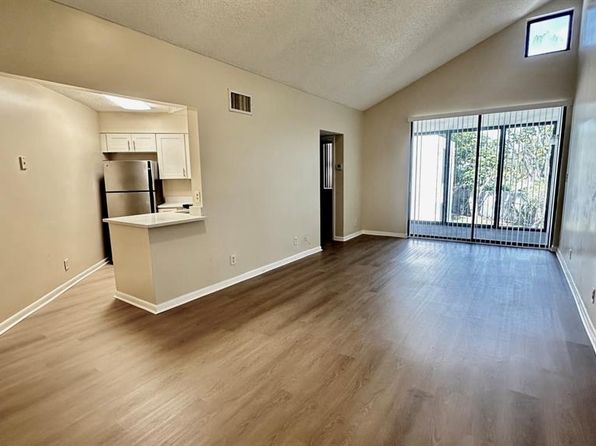215 Lake Pointe Dr APT 208