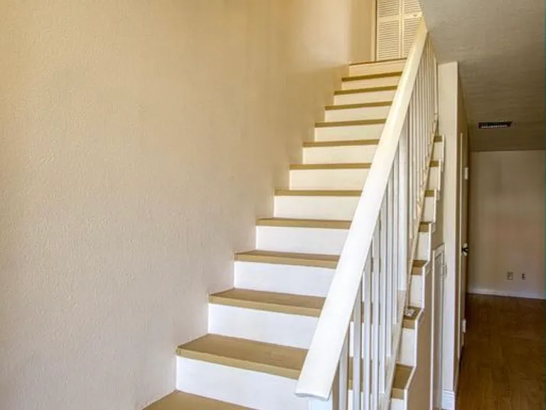 1031 Ashley Ave — Photo 2