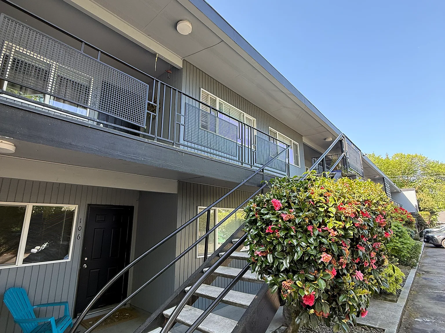 Hall Court Apartments — Photo 2