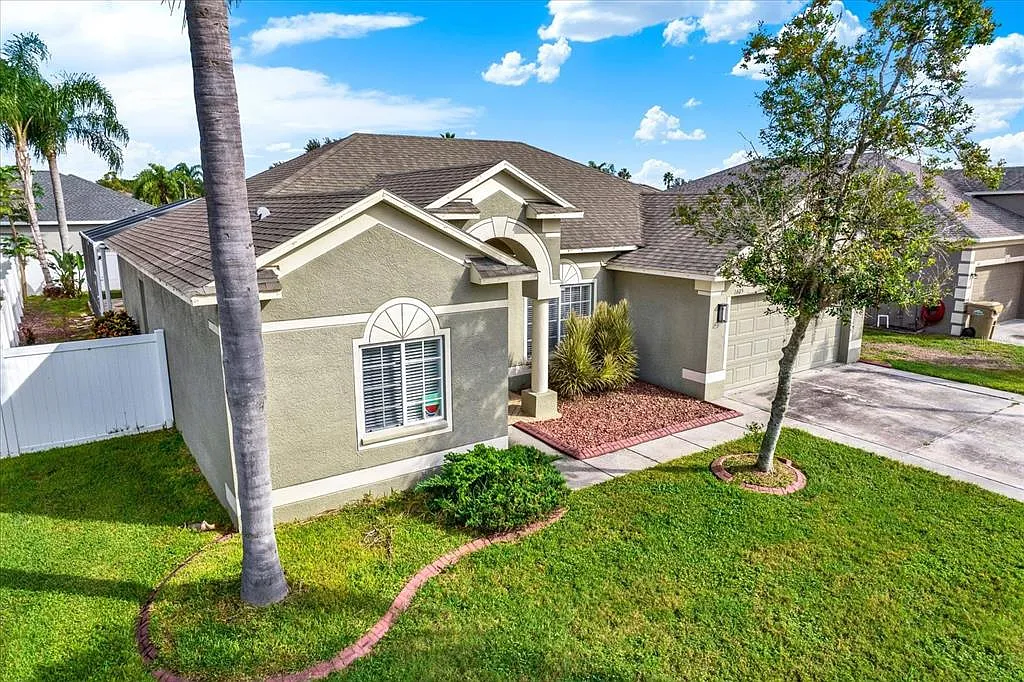 4 bed, 3.0 bath, 2312 sqft, $2,950 — Photo 3