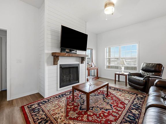 3rd image of 4292 N Venice Avenue