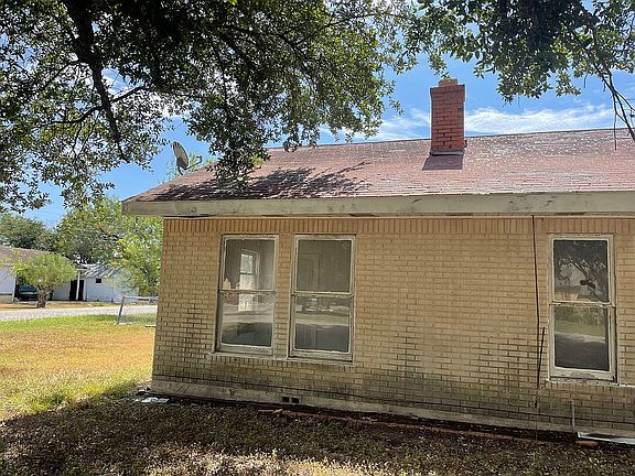 3rd image of 901 Bowie St