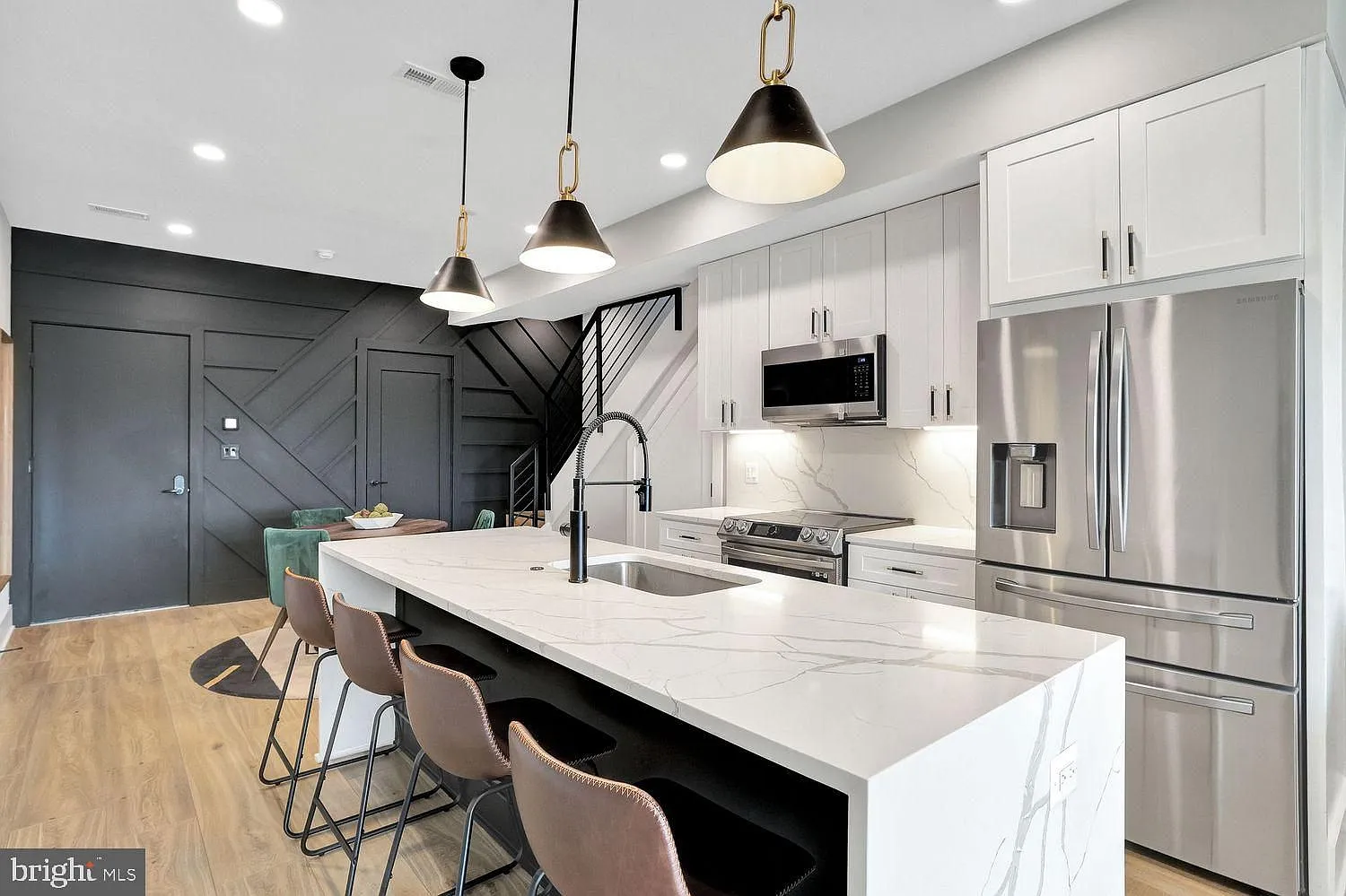 3 bed, 1187 sqft, $3,750 — Photo 2