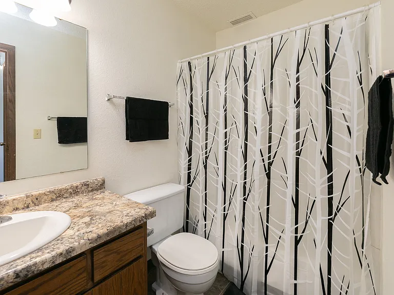 Fargo, ND Maplewood Bend Apartments | Bathroom