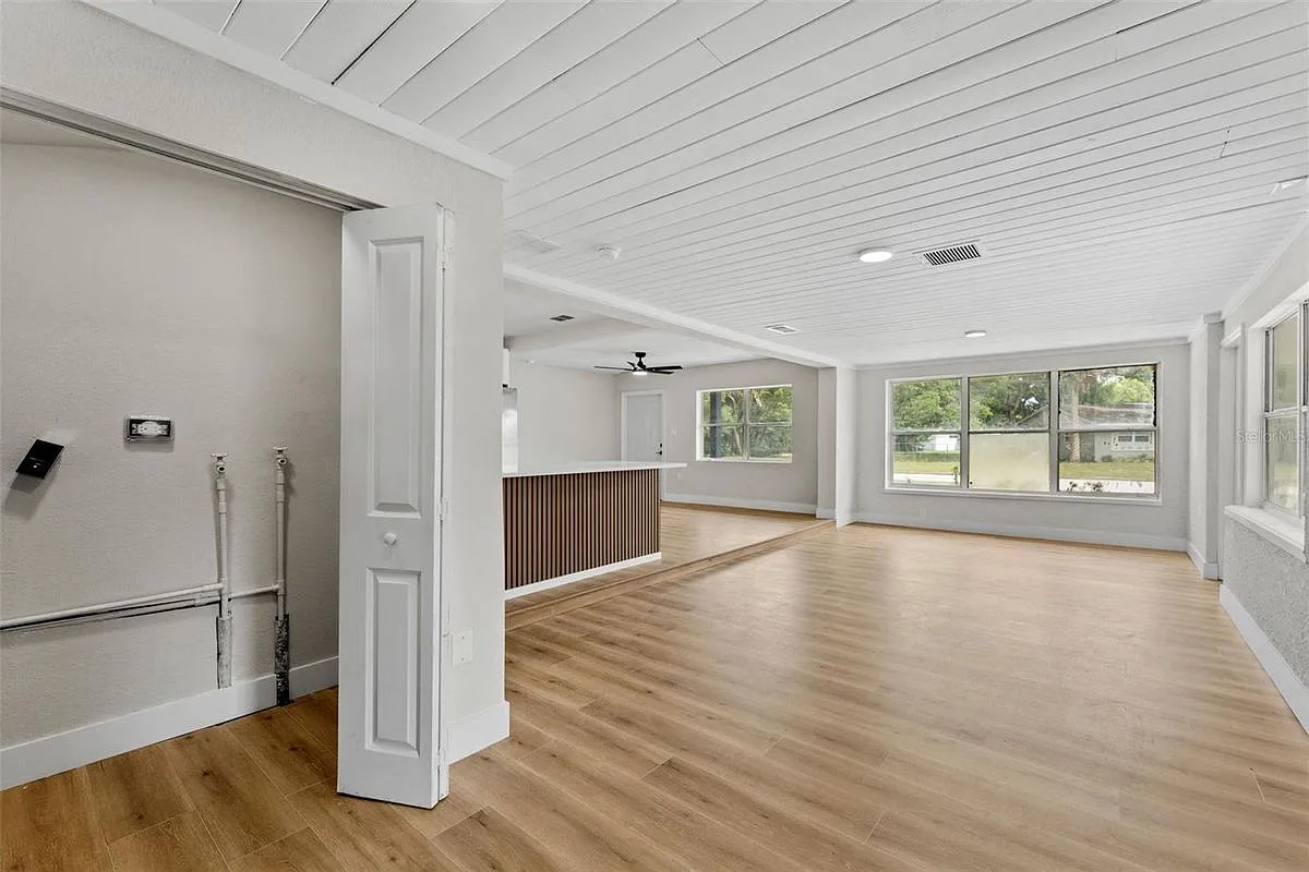 5 bed, 2.0 bath, 1657 sqft, $2,900 — Photo 2