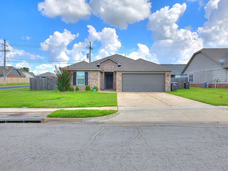 3102 Debbie Ln — Photo 2