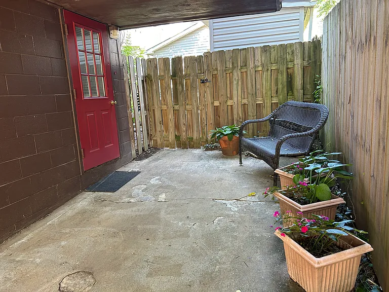 304 S Bayly Ave — Photo 2