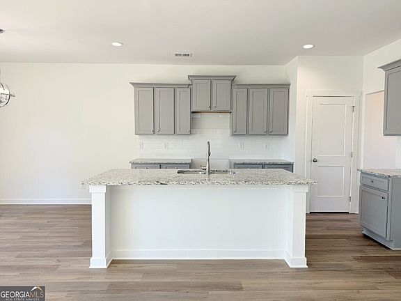 5th image of 99 Annie Ln