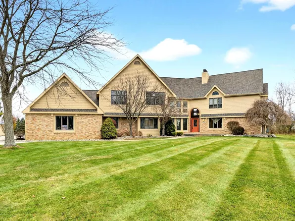 2366 Lost Creek Ct, Flushing, MI 48433