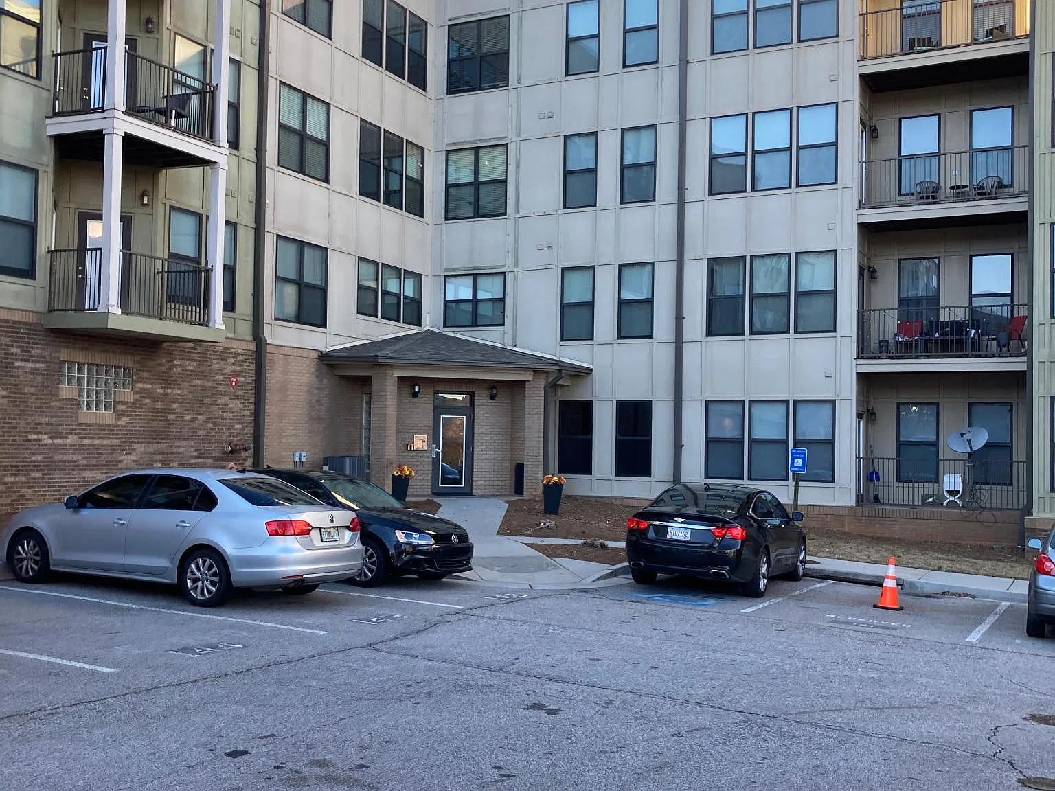 898 Oak St SW — Photo 4