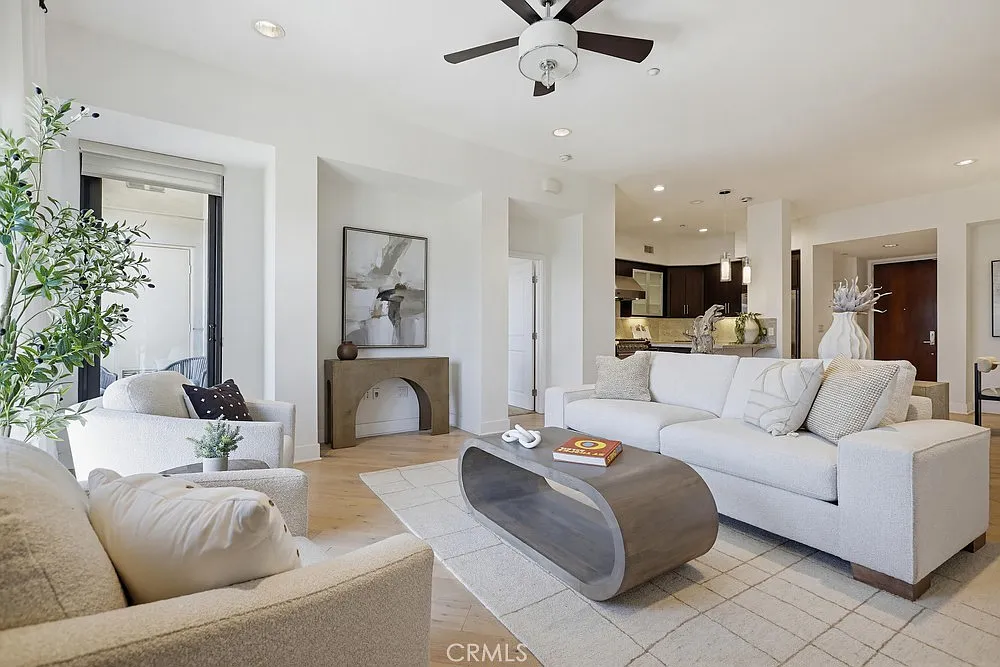 2 bed, 2.5 bath, 1917 sqft, $6,000 — Photo 2