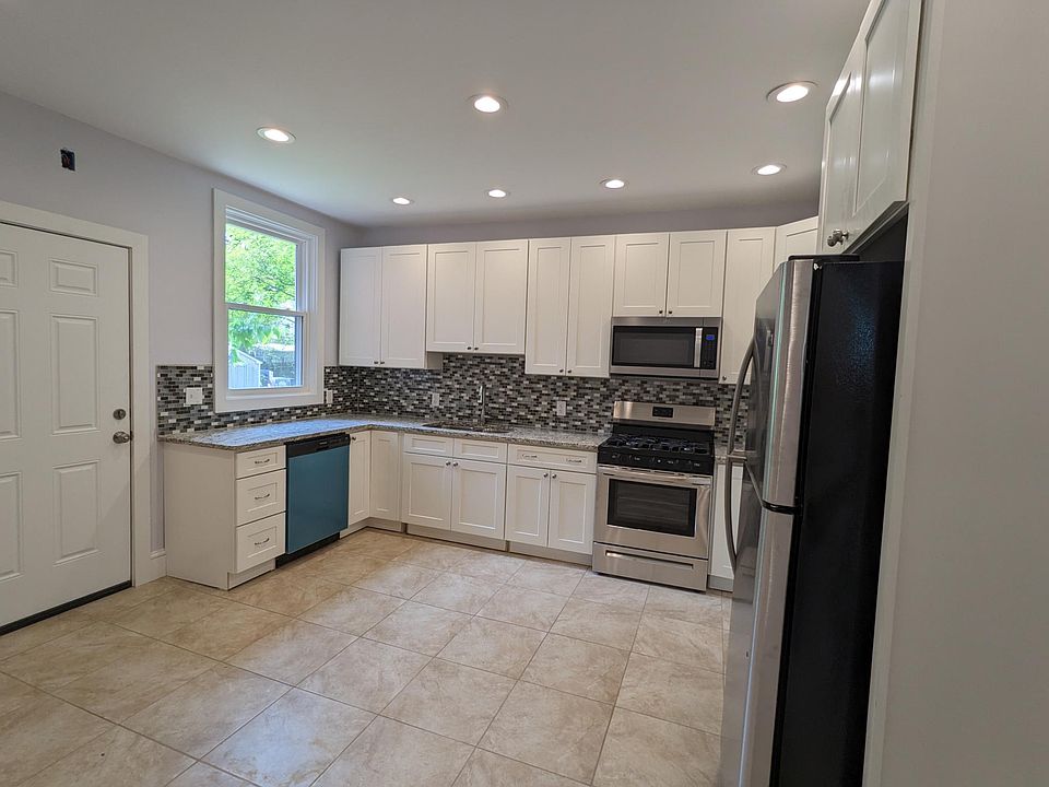 1st image of 416 E Adams St APT 3