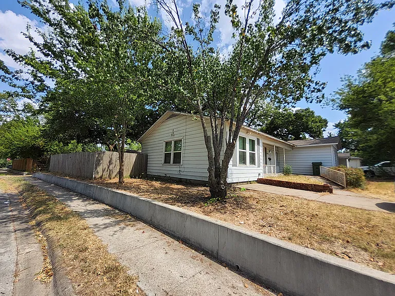 558 Harrison Ln — Photo 3