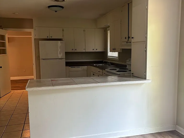 151 Chatham Cir — Photo 4