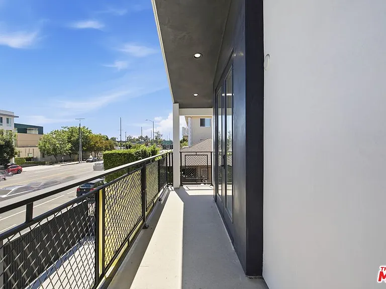 11611 Burbank Blvd — Photo 20